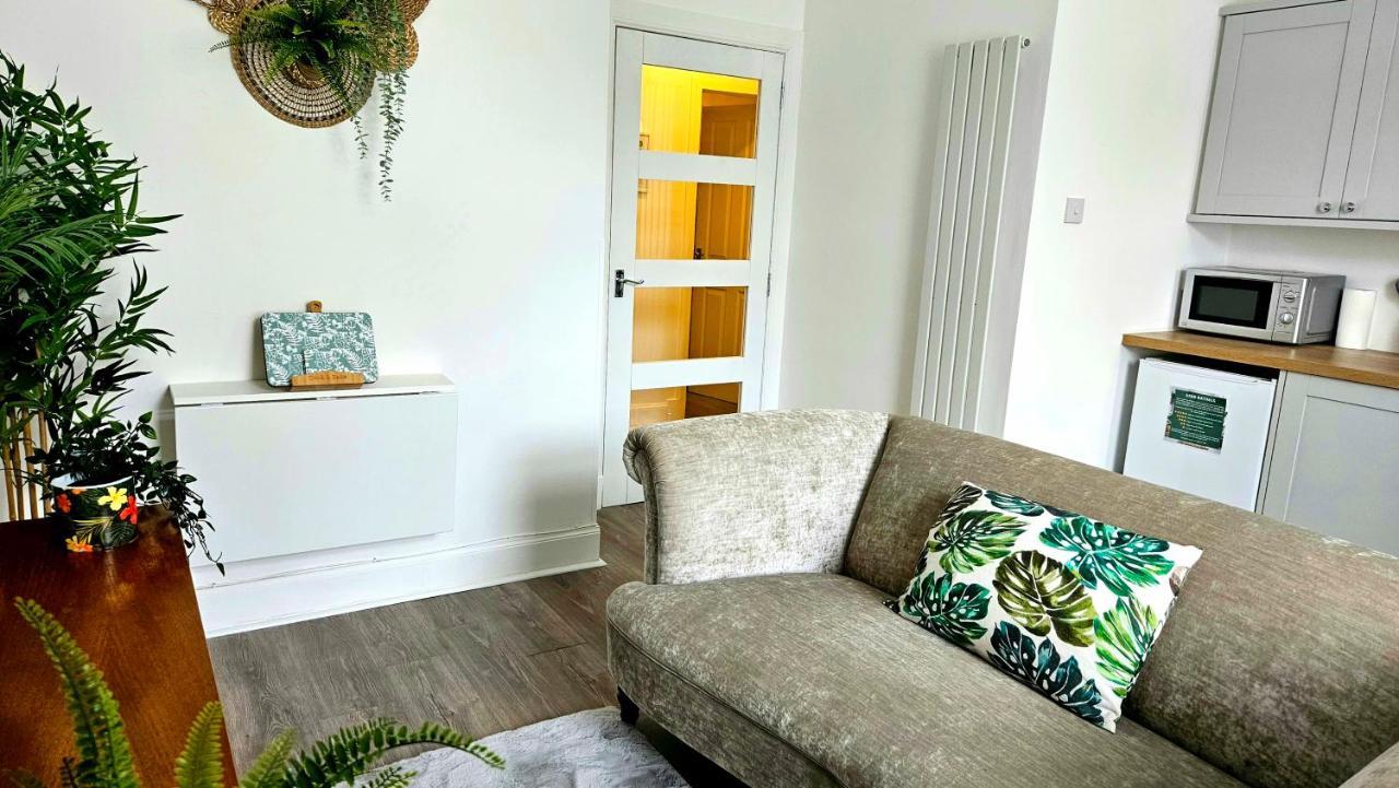 The Ferns - Shared Garden Apartment With Parking Darvel Exterior foto