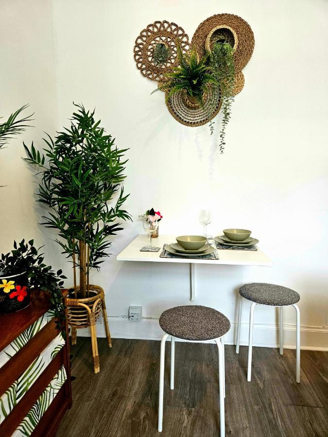 The Ferns - Shared Garden Apartment With Parking Darvel Exterior foto