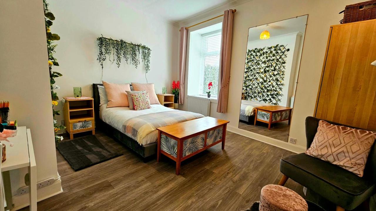 The Ferns - Shared Garden Apartment With Parking Darvel Exterior foto